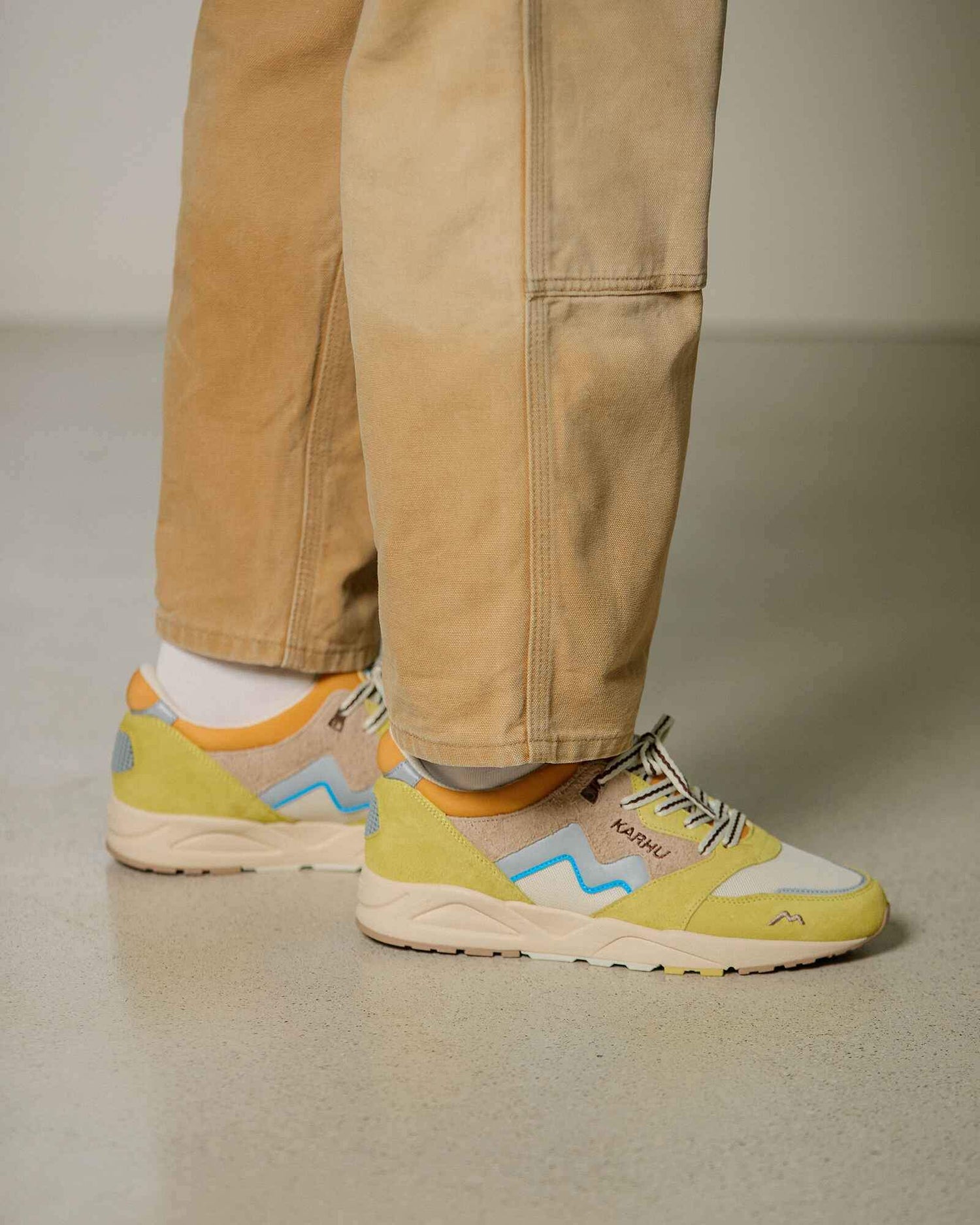 ARIA 95 - CREAM GOLD / WARM TAUPE - Karhu Nederland