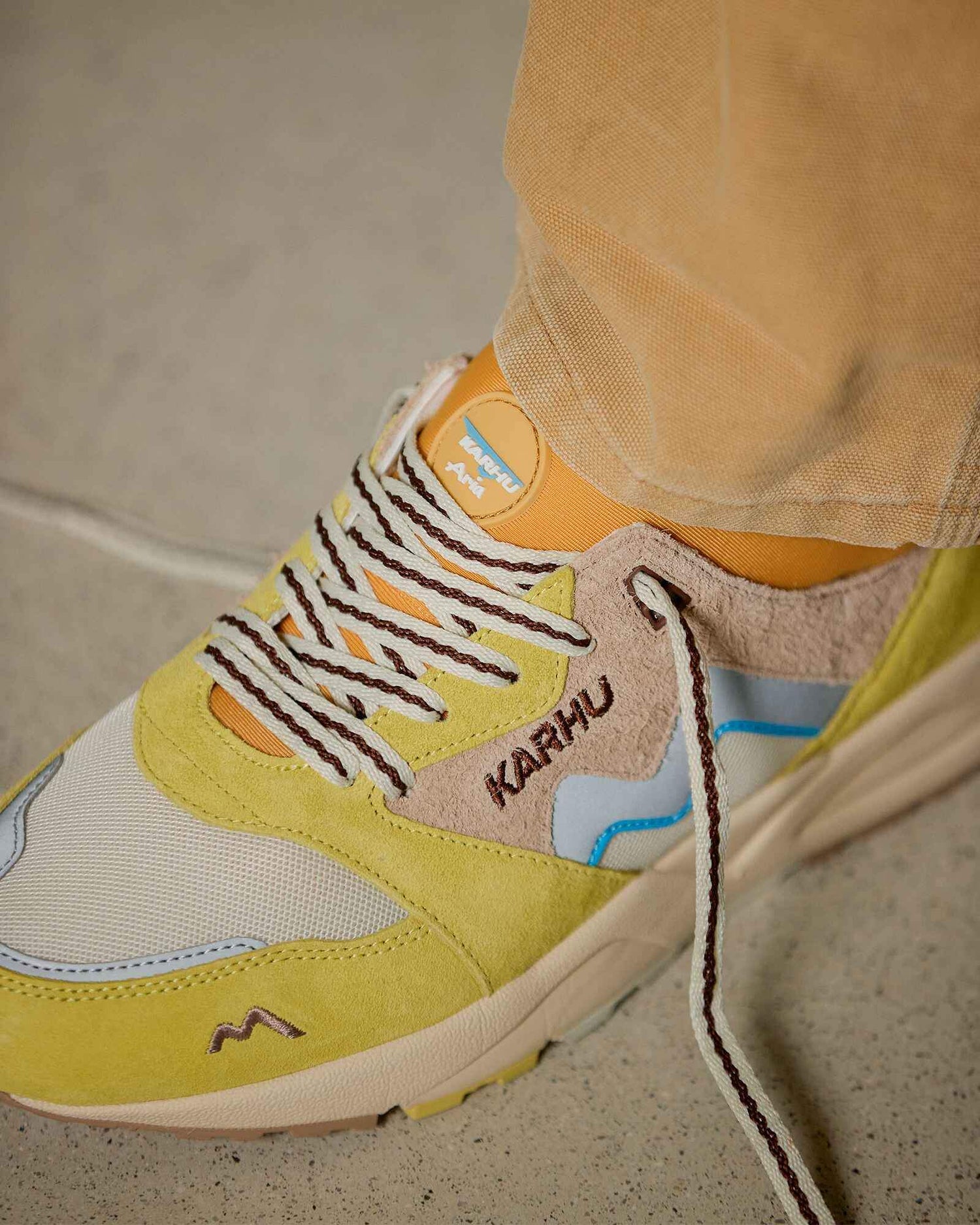 ARIA 95 - CREAM GOLD / WARM TAUPE - Karhu Nederland