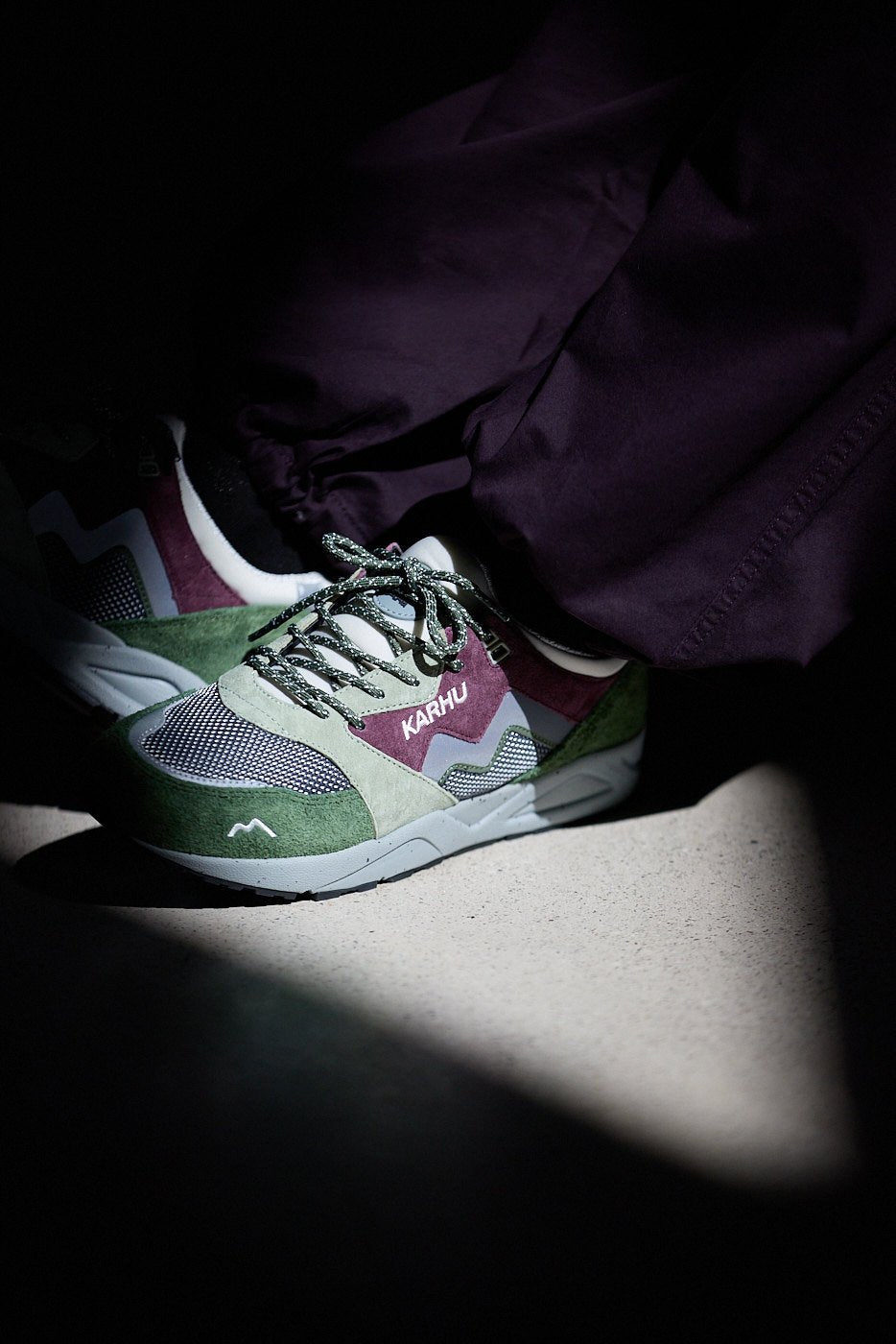 ARIA 95 - BRONZE GREEN / FIG - Karhu Nederland