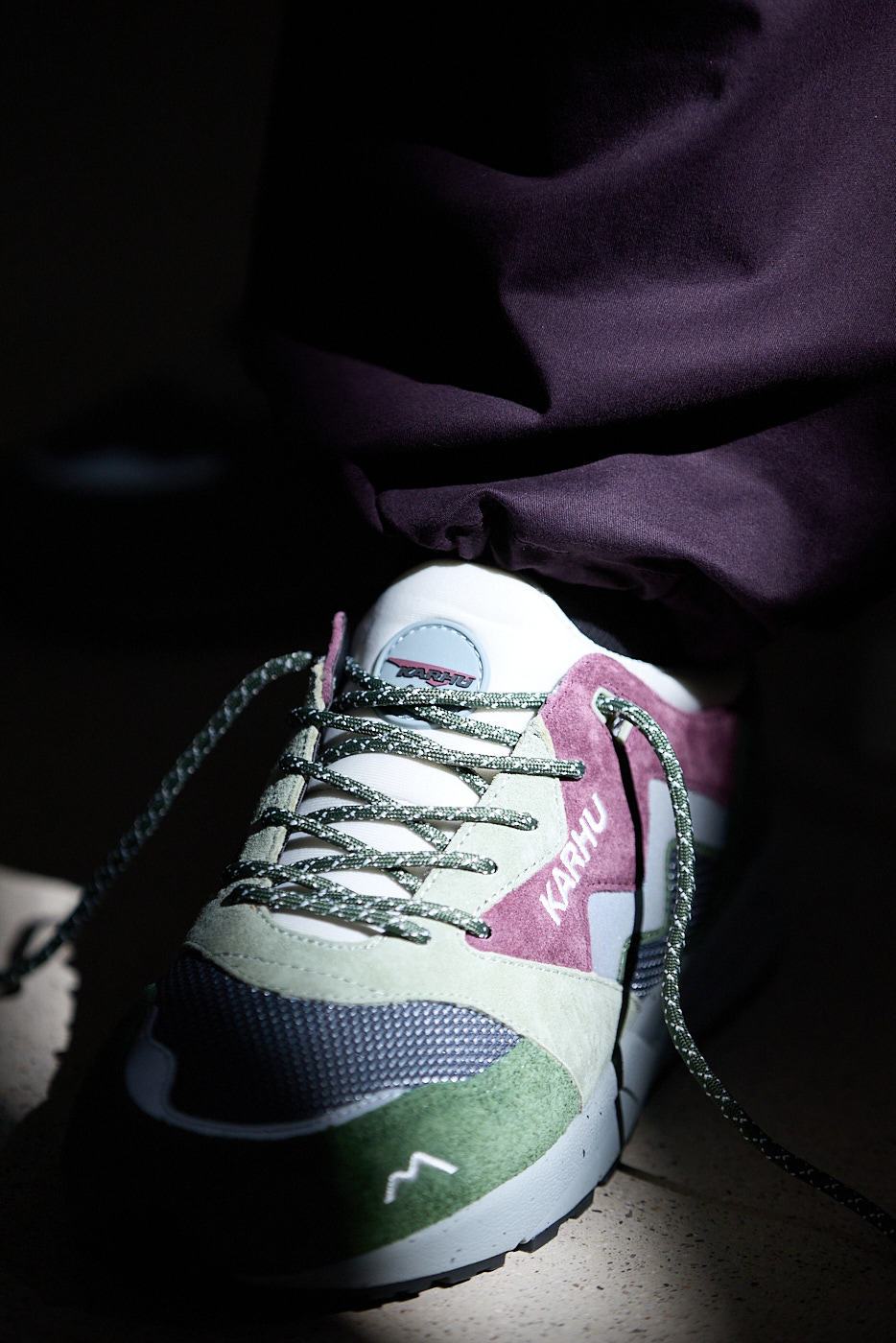 ARIA 95 - BRONZE GREEN / FIG - Karhu Nederland