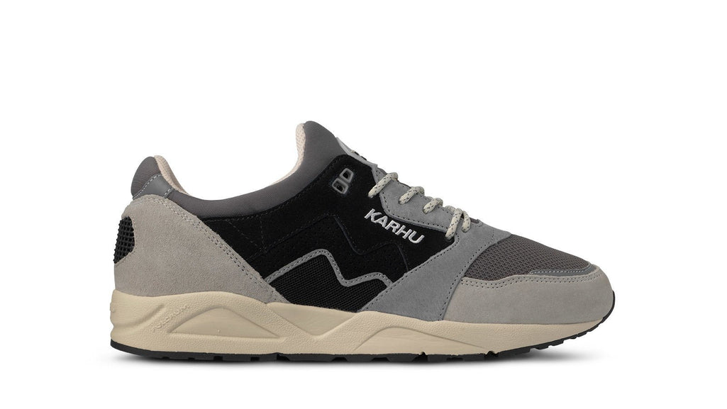 ARIA 95 - DAWN BLUE / JET BLACK - Karhu Nederland