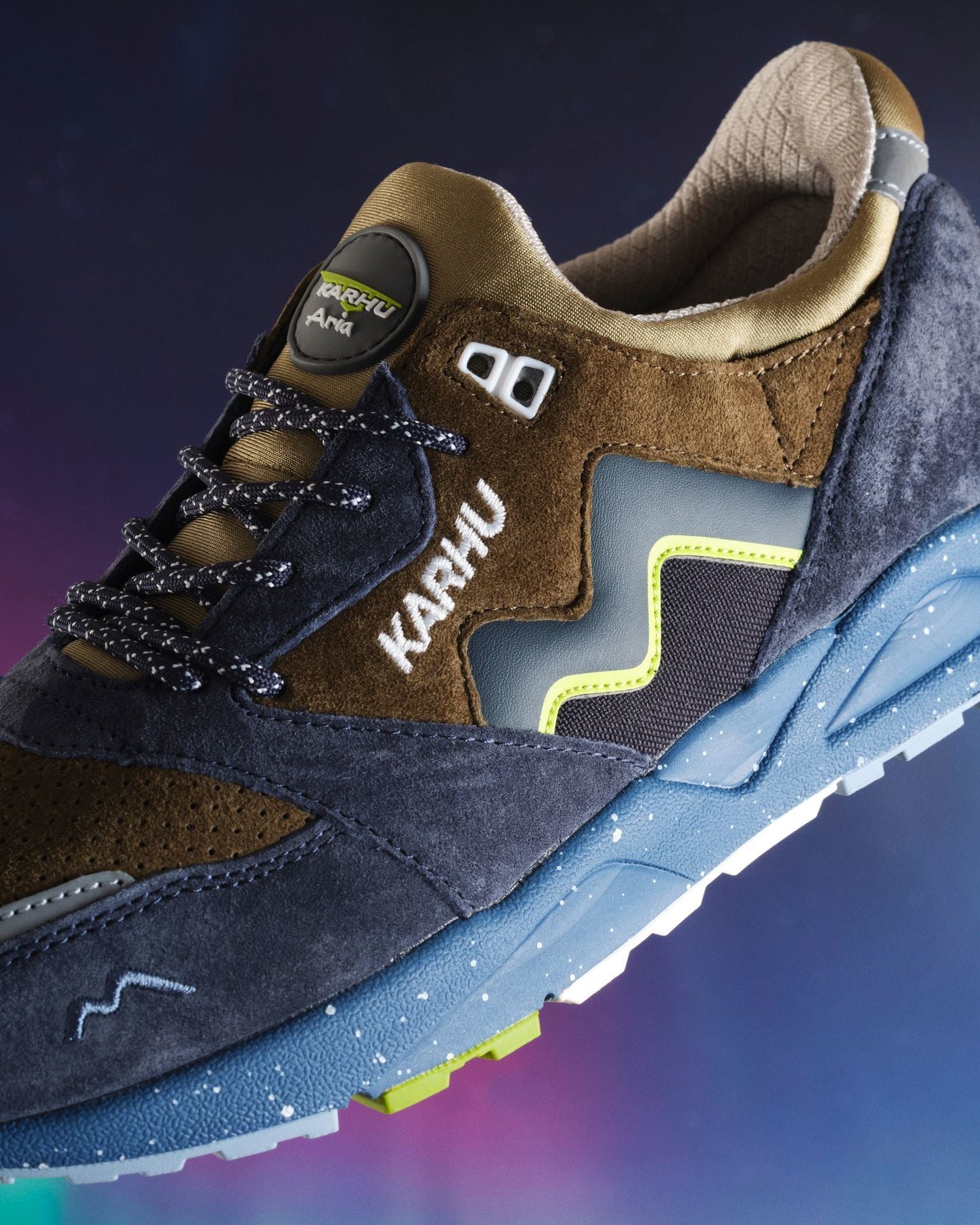 ARIA 95 “NORTHERN LIGHTS” PACK - INDIA INK / DARK OLIVE - Karhu Nederland