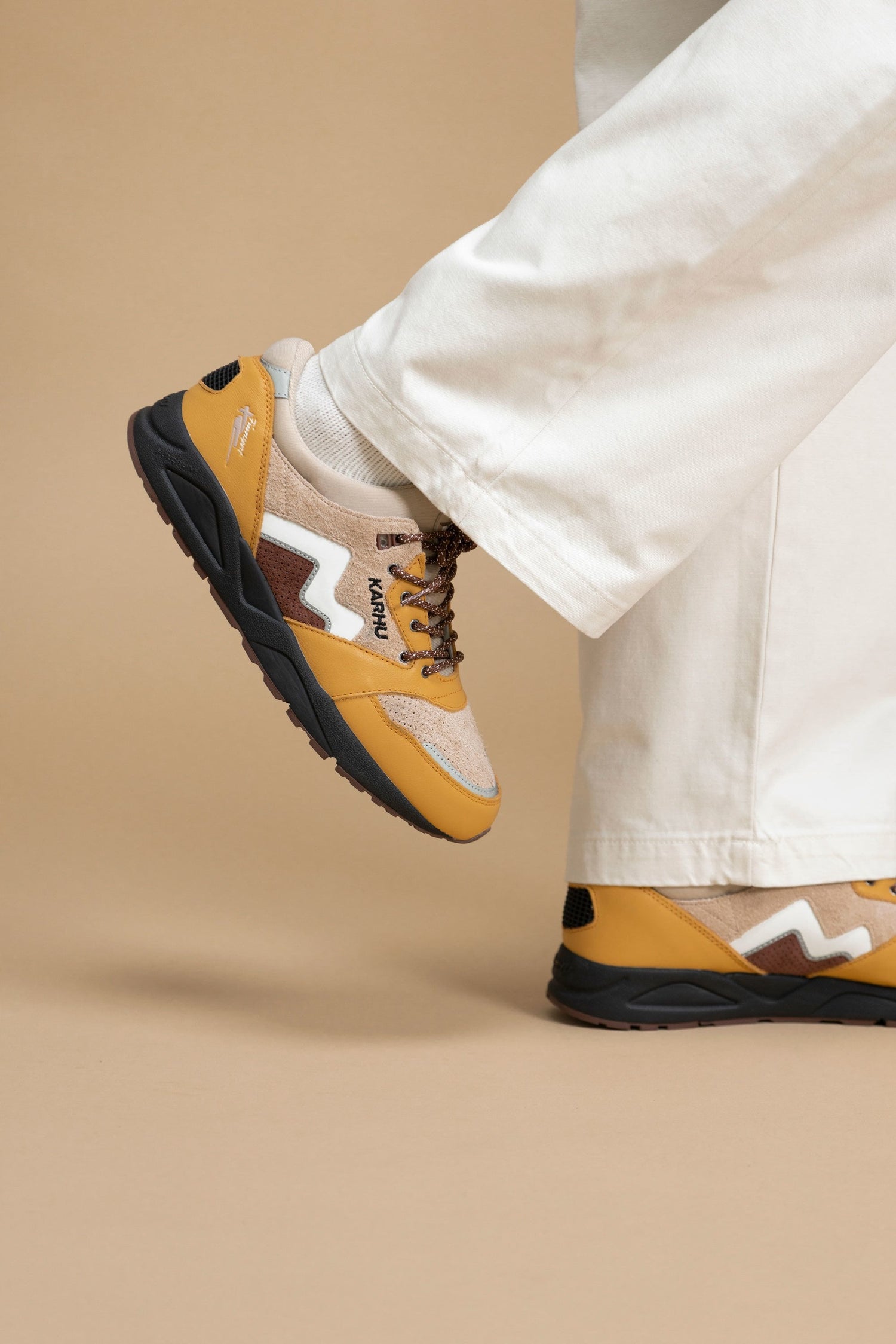 ARIA 95 - OAK BUFF / WHITE - Karhu Nederland