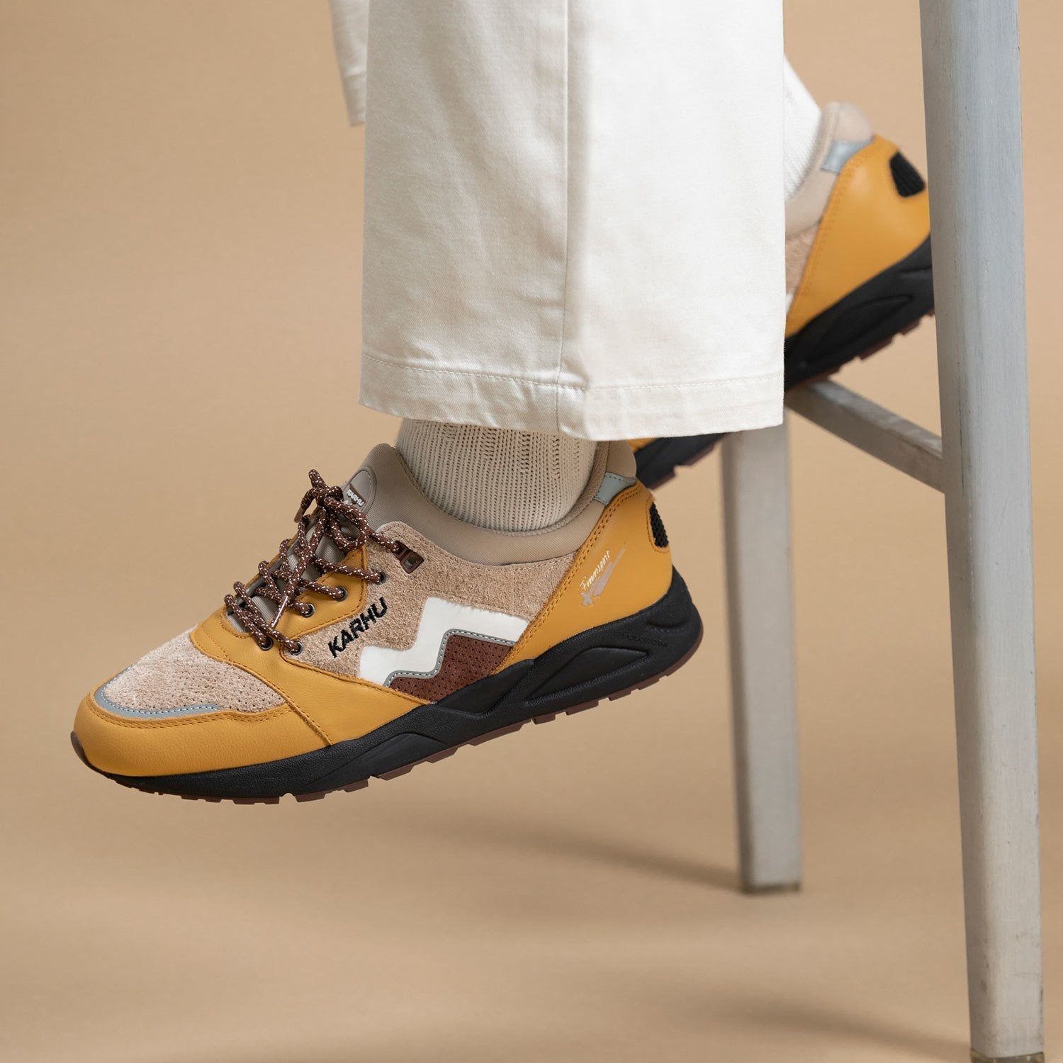 ARIA 95 - OAK BUFF / WHITE - Karhu Nederland