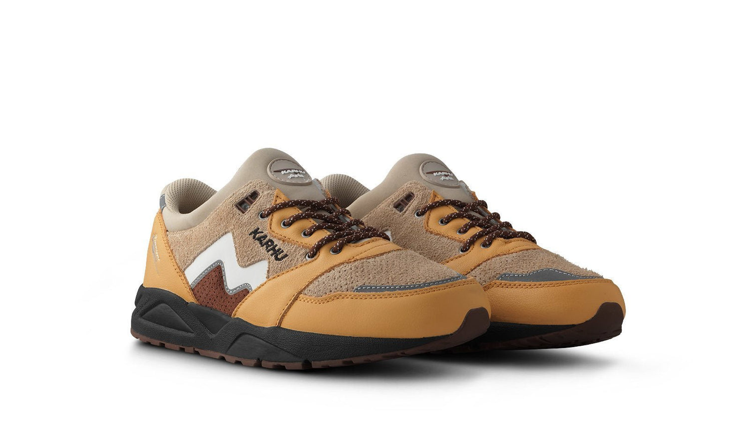 ARIA 95 - OAK BUFF / WHITE - Karhu Nederland