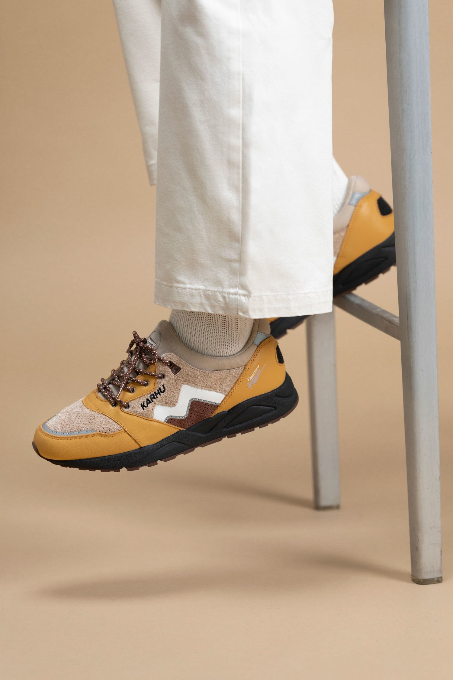 ARIA 95 - OAK BUFF / WHITE - Karhu Nederland