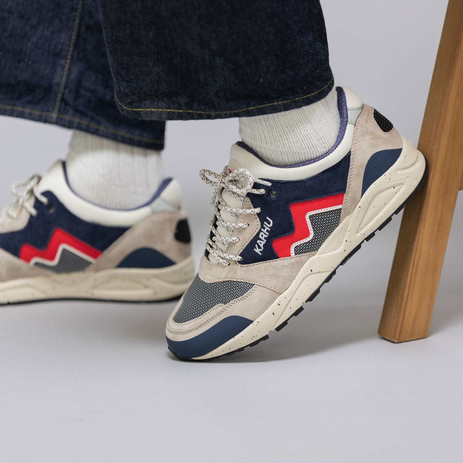 ARIA 95 - SILVER LINING / FIERY RED - Karhu Nederland