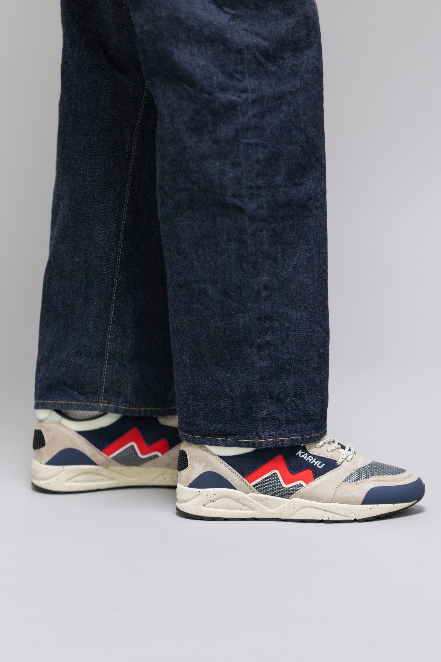 ARIA 95 - SILVER LINING / FIERY RED - Karhu Nederland