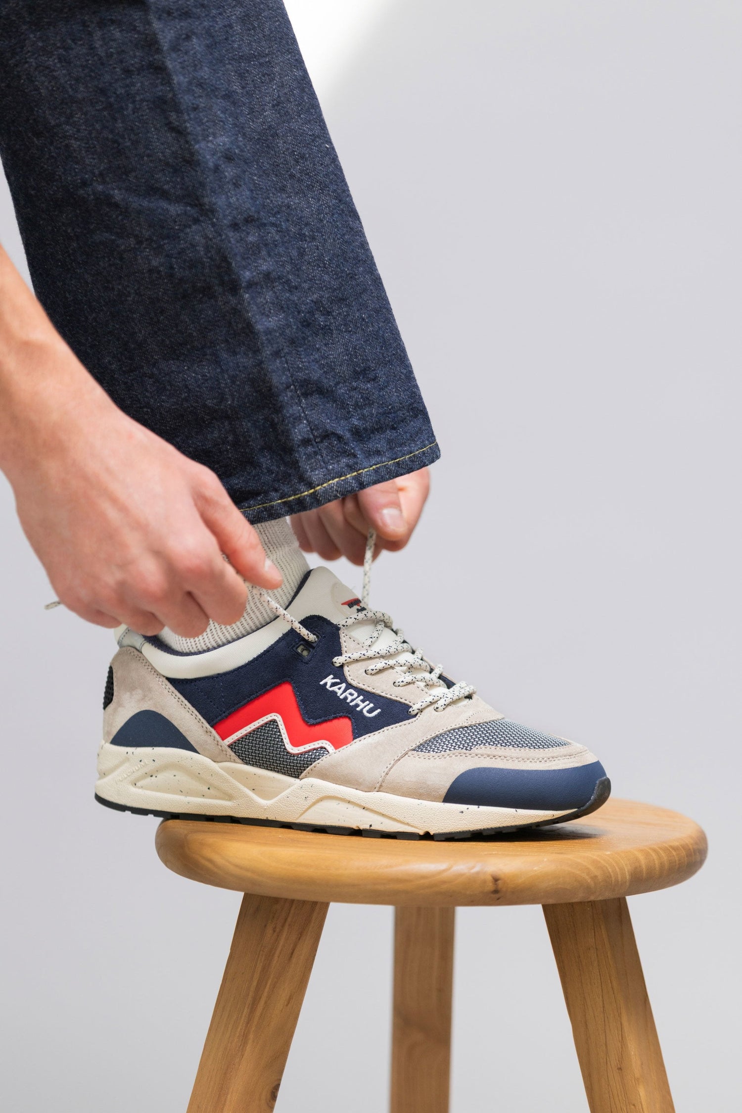 ARIA 95 - SILVER LINING / FIERY RED - Karhu Nederland