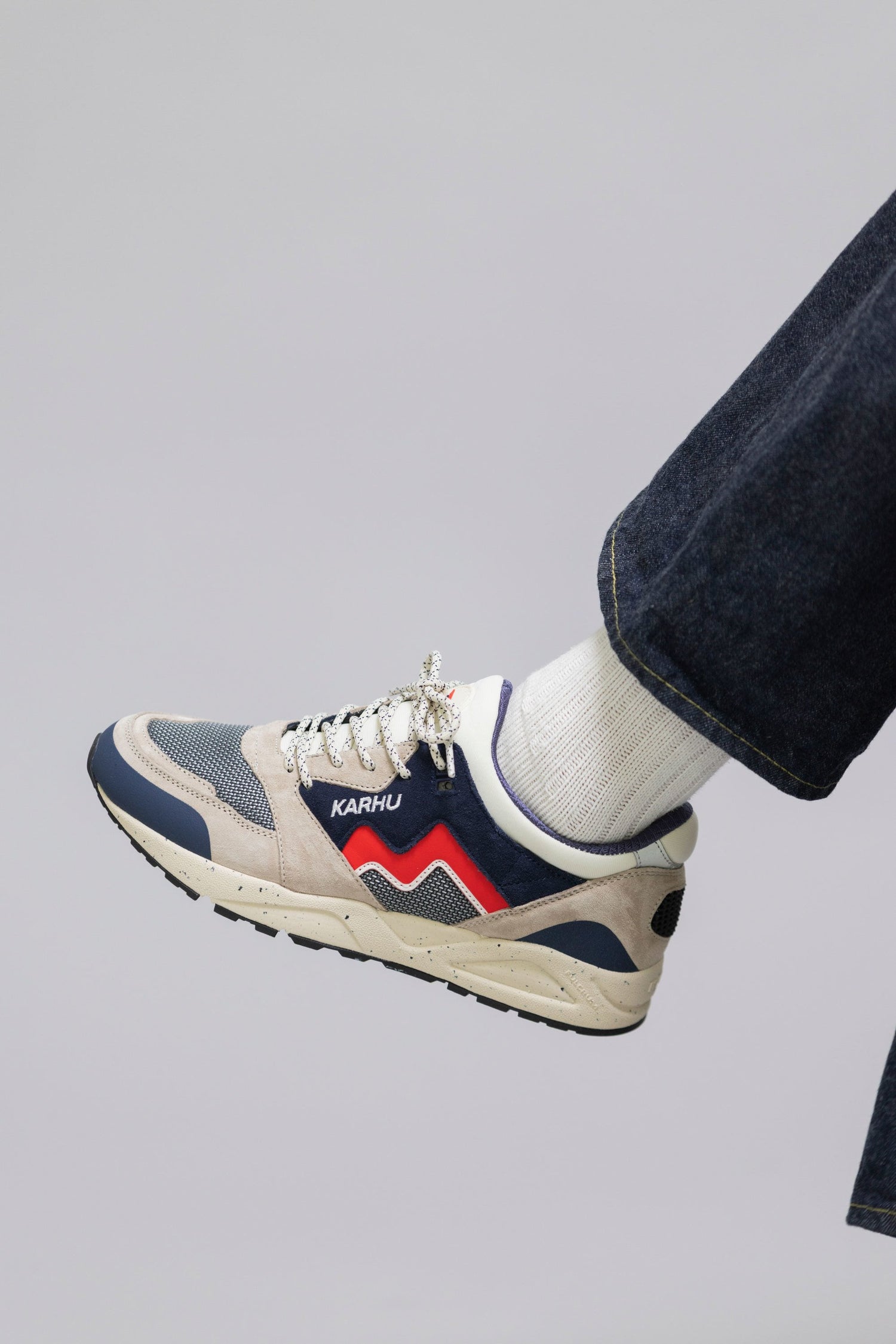 ARIA 95 - SILVER LINING / FIERY RED - Karhu Nederland