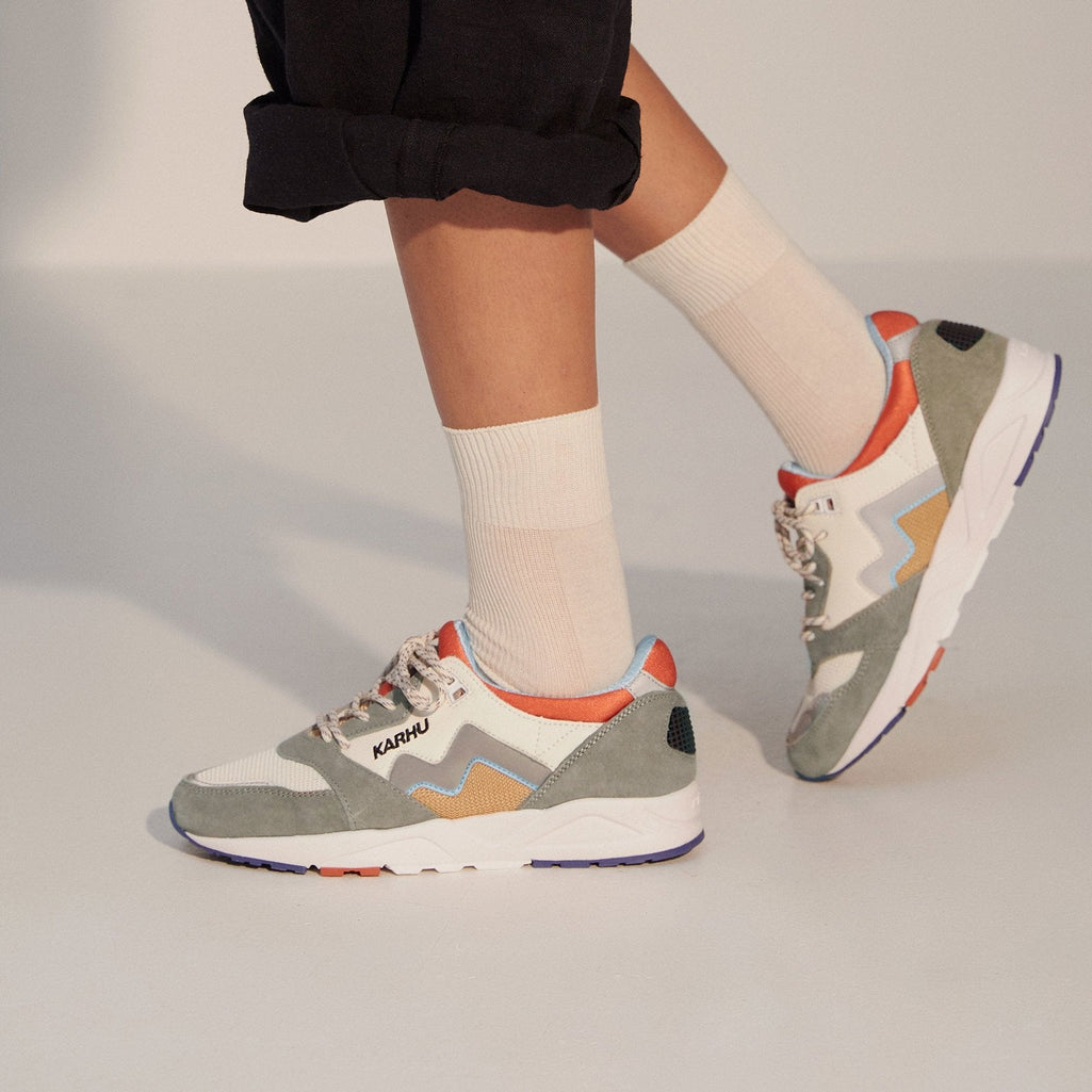 ARIA 95 "THE FOREST RULES" PACK - ABBEY STONE/ SILVER - Karhu Nederland