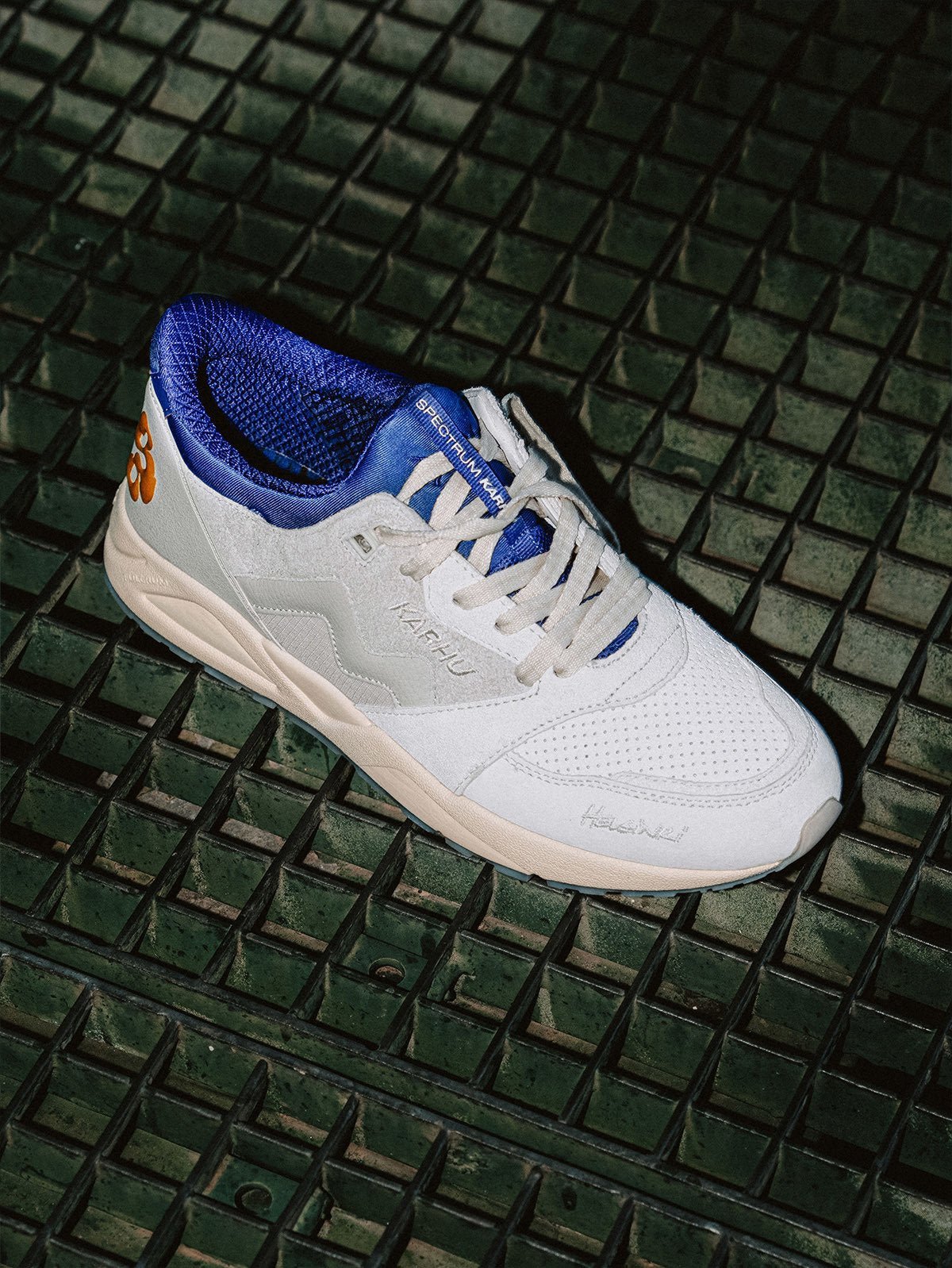 KARHU X SPECTRUM X EGS ARIA 95 - SILVER BIRCH / SPECTRUM BLUE - Karhu Nederland