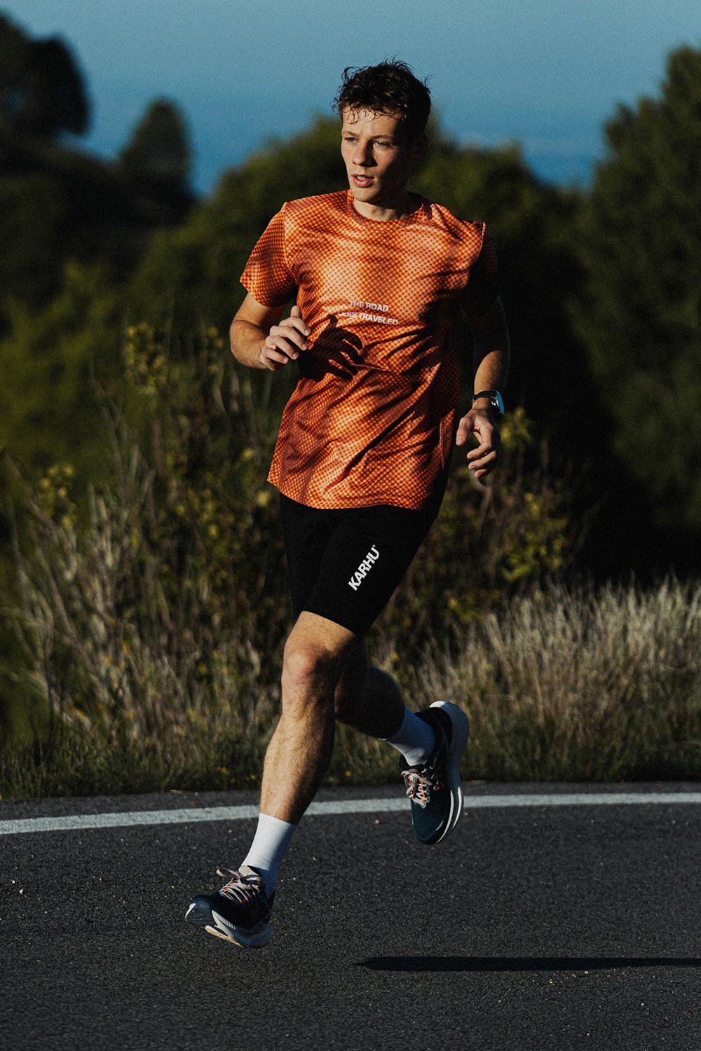 MEN'S MESTARI RUN 1.5 HIVO - TITAN / SHOCKING ORANGE - Karhu Nederland