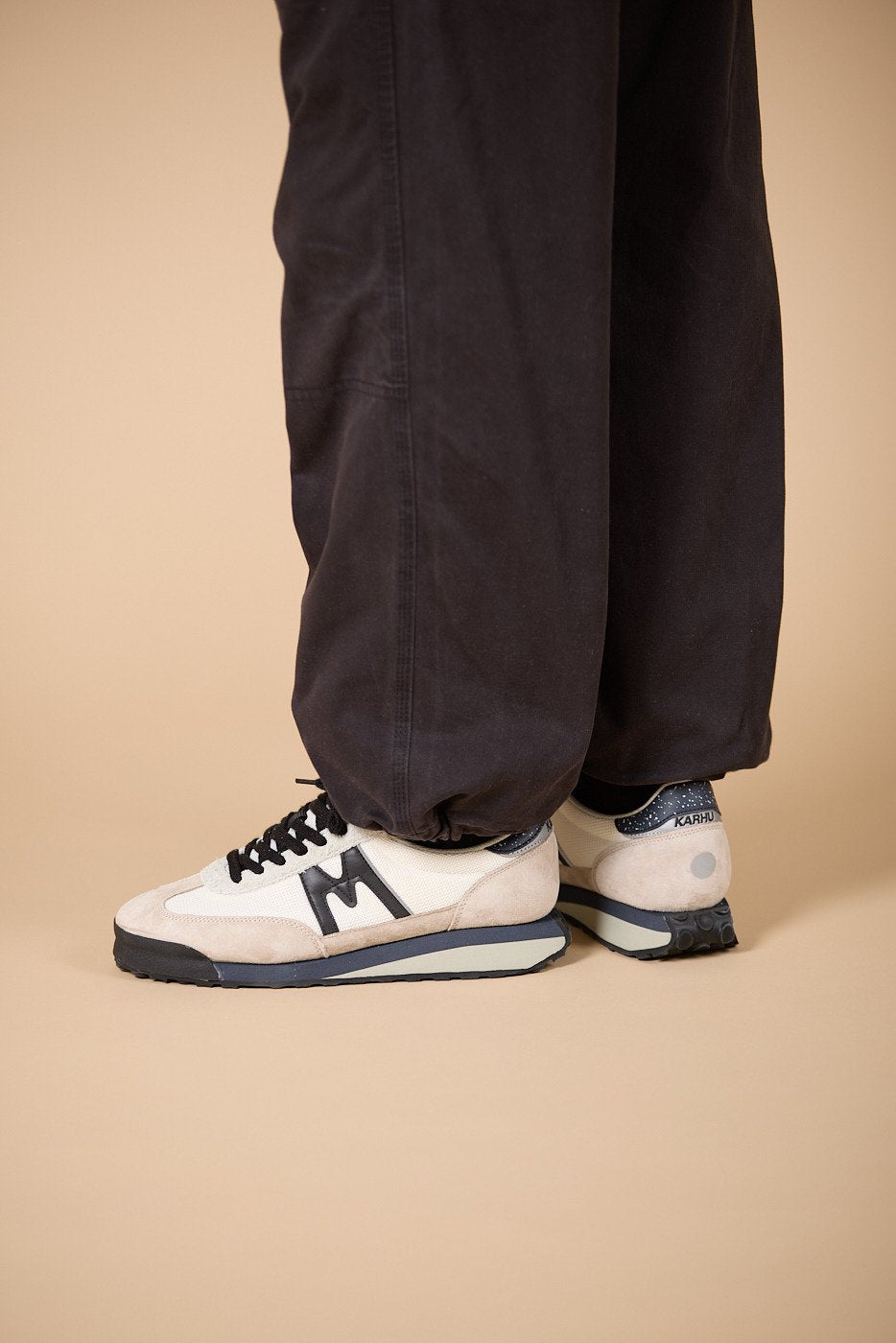 MESTARI CONTROL - SILVER LINING / JET BLACK - Karhu Nederland