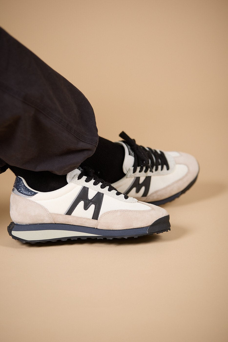 MESTARI CONTROL - SILVER LINING / JET BLACK - Karhu Nederland