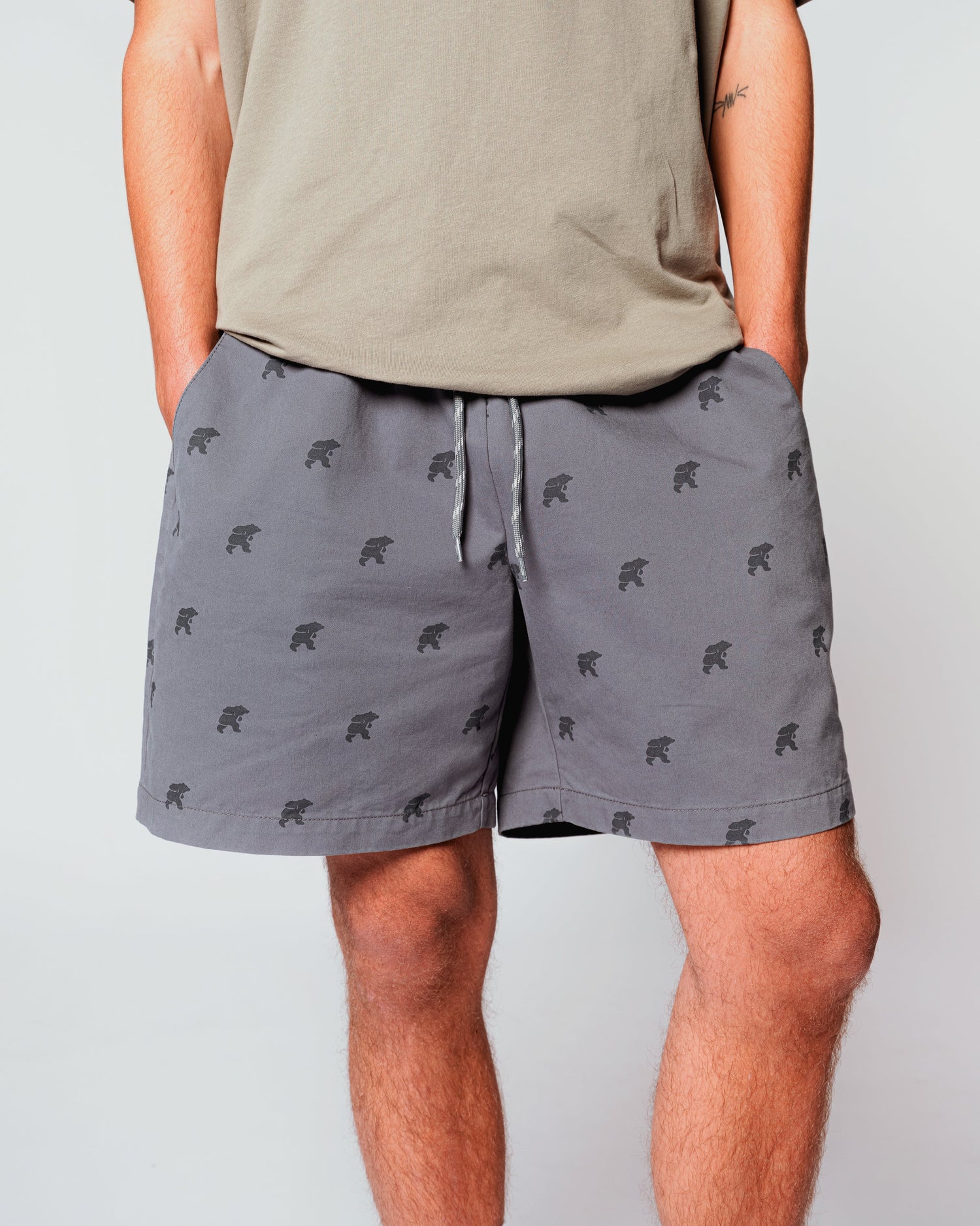 TRAMPAS SHORTS - STORMY WEATHER / TURBULENCE - Karhu Nederland