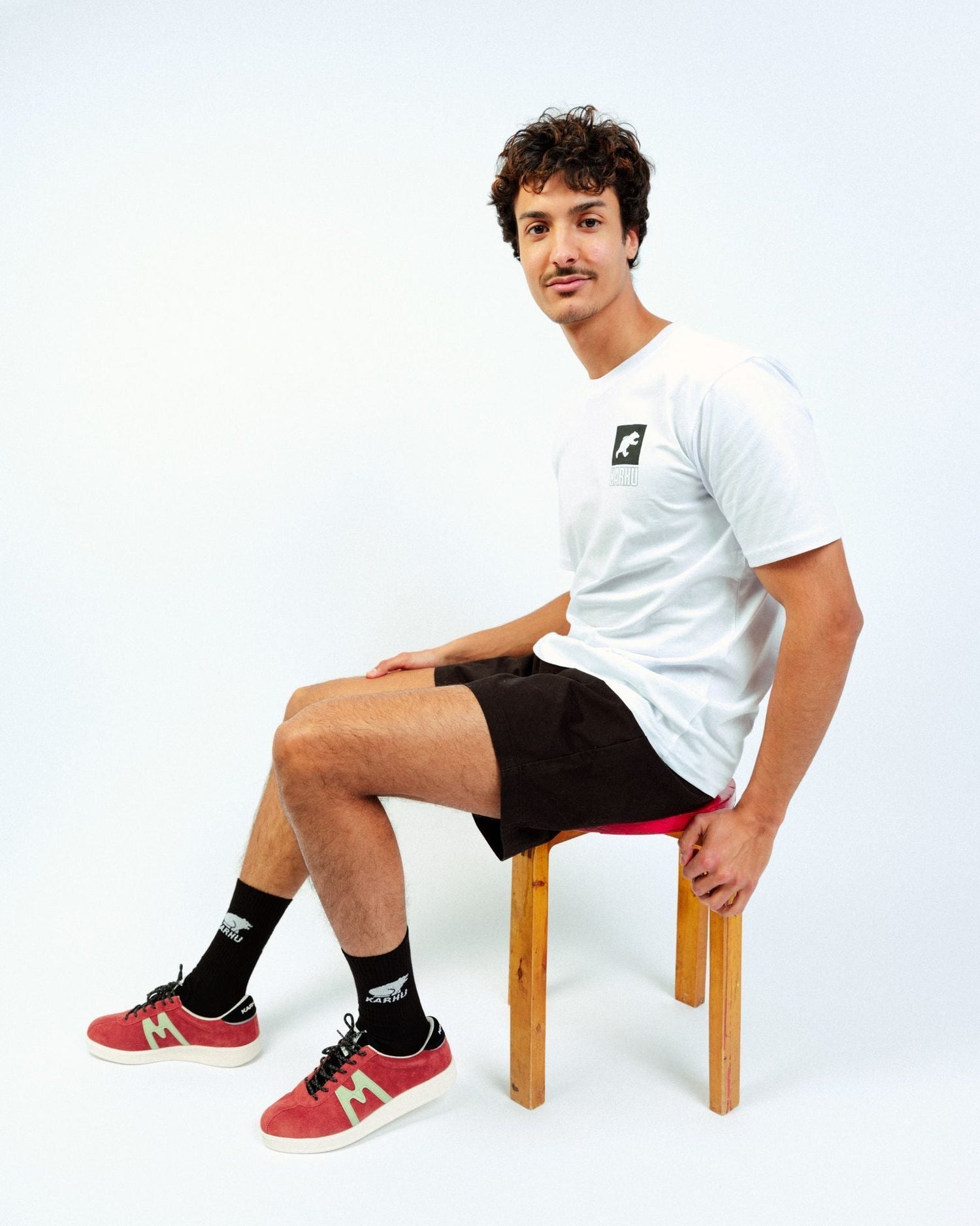 SPORT BEAR LOGO T–SHIRT - WHITE / JET BLACK - Karhu Nederland