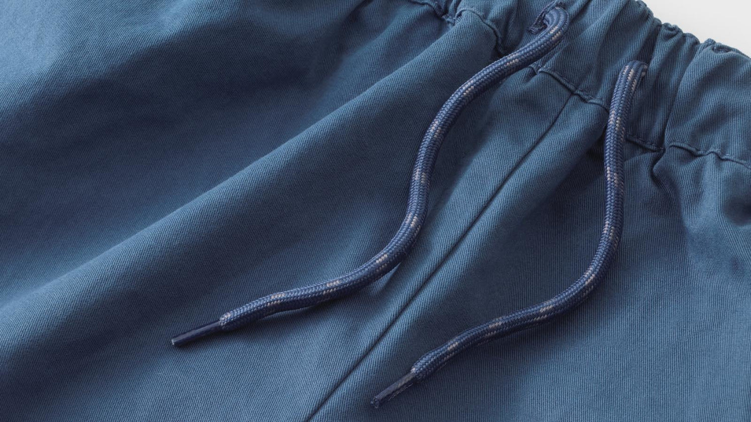 TRAMPAS SHORTS - ENSIGN BLUE / FOGGY DEW - Karhu Nederland